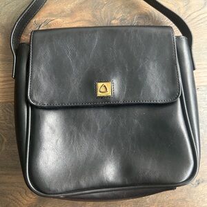 Liz Claiborne vintage 90s/ Y2K vibes  Black Leather Crossbody Bag
